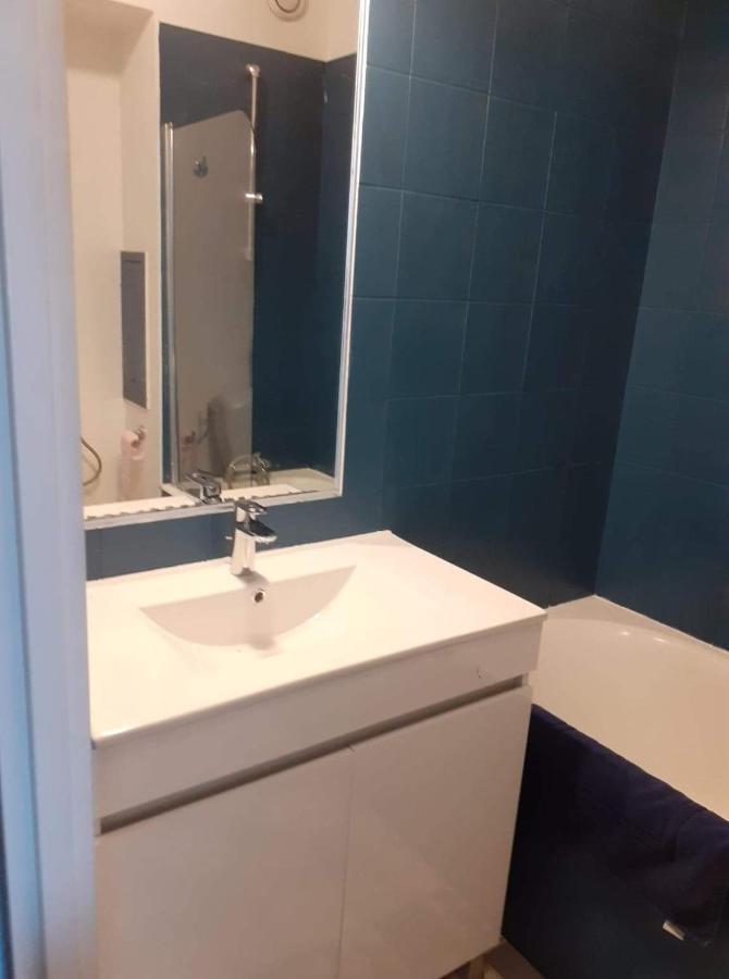 Studio 4 Personnes Avec Vue Sur Le Port Lägenhet Hyères Exteriör bild